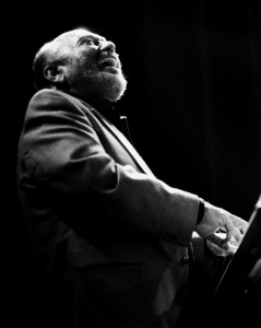 Eddie Palmieri - black and white - at piano pic